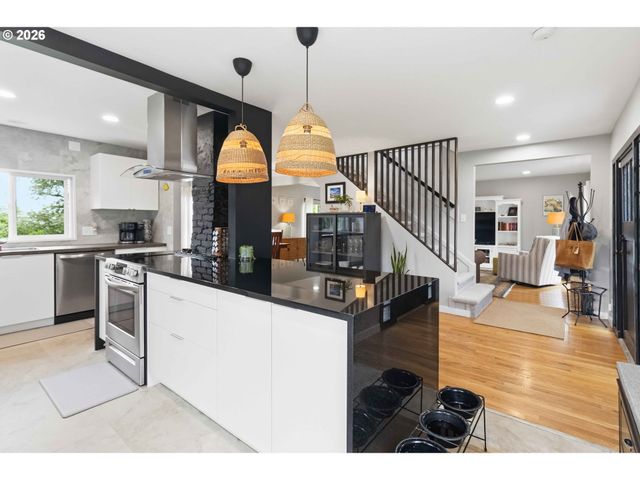 121 S VISTA Way, Kelso, WA 98626