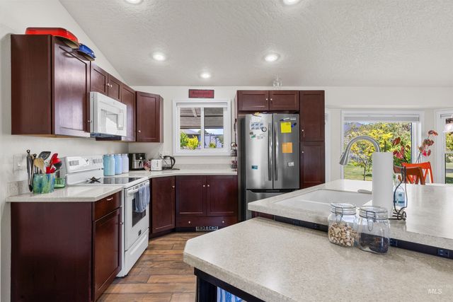 915 S Camas Street, Nampa, ID 83686