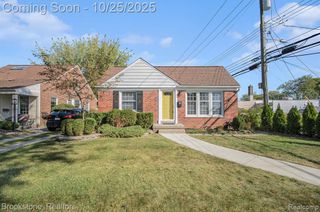 1828 Lochmoor Boulevard, Grosse Pointe Woods, MI 48236