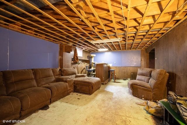 1043 Whitfield Road, Northbrook, IL 60062