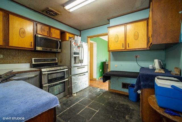 1043 Whitfield Road, Northbrook, IL 60062