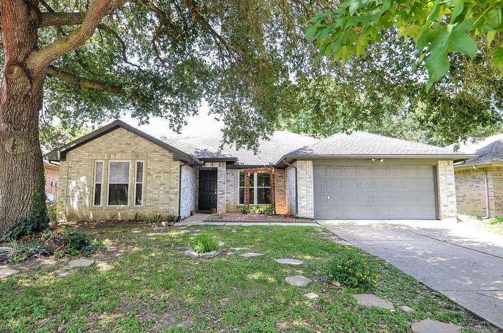 4521 W Columbary Drive, Rosenberg, TX 77471