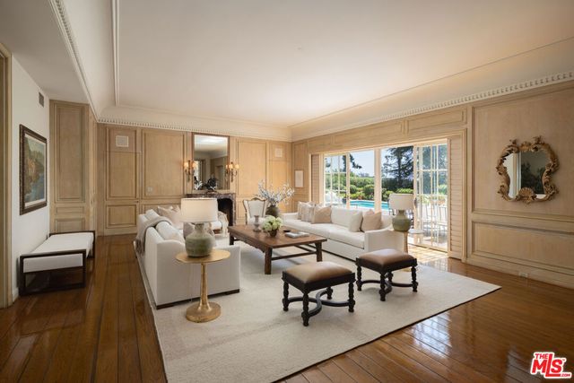 1025 N Crescent Drive, Beverly Hills, CA 90210