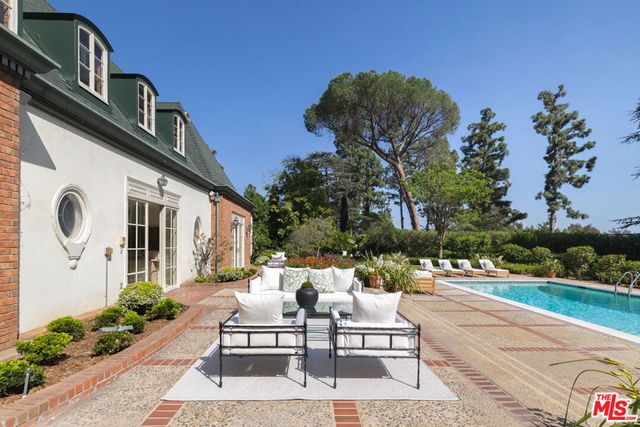 1025 N Crescent Drive, Beverly Hills, CA 90210