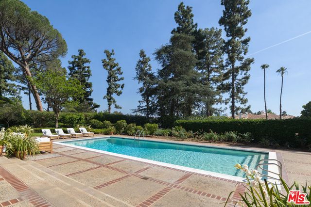 1025 N Crescent Drive, Beverly Hills, CA 90210