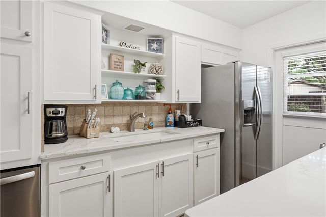 1904 Bay Ave, Rockport, TX 78382