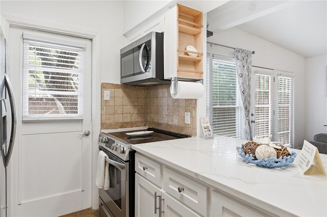 1904 Bay Ave, Rockport, TX 78382