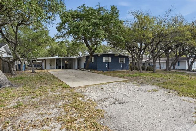 1904 Bay Ave, Rockport, TX 78382