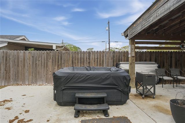 1904 Bay Ave, Rockport, TX 78382