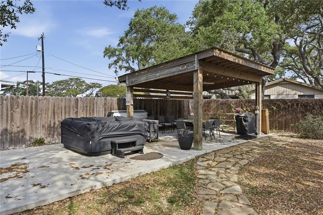 1904 Bay Ave, Rockport, TX 78382