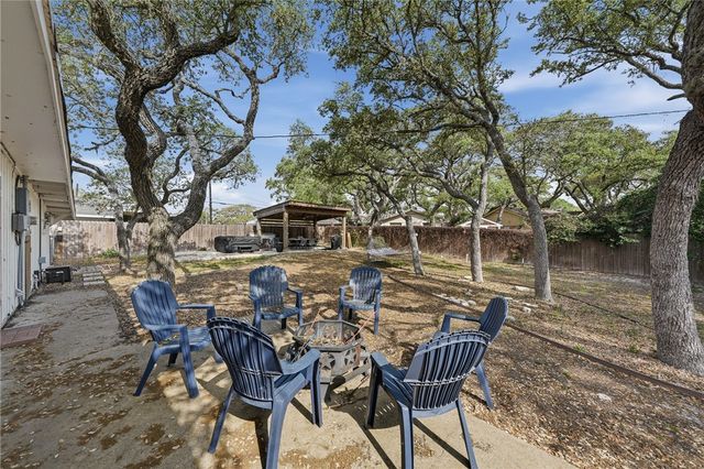 1904 Bay Ave, Rockport, TX 78382