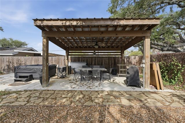 1904 Bay Ave, Rockport, TX 78382