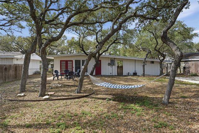1904 Bay Ave, Rockport, TX 78382