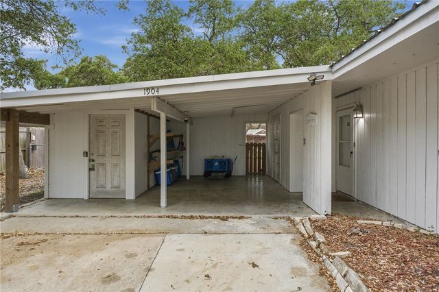 1904 Bay Ave, Rockport, TX 78382