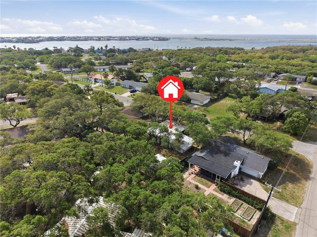1904 Bay Ave, Rockport, TX 78382