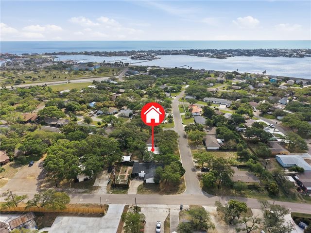 1904 Bay Ave, Rockport, TX 78382