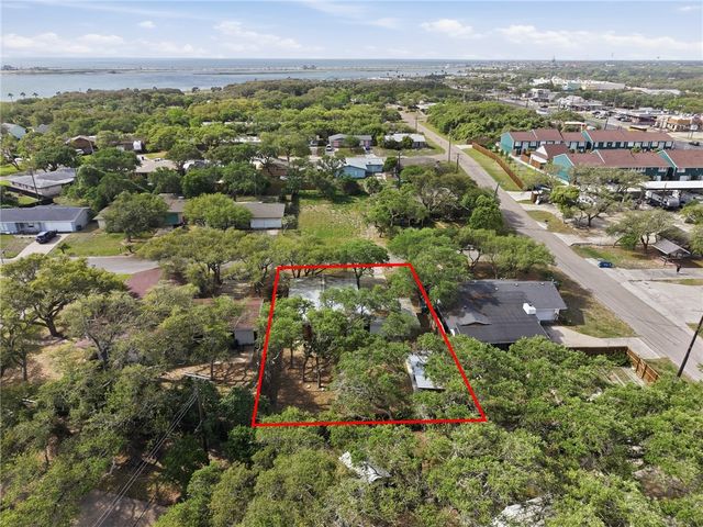 1904 Bay Ave, Rockport, TX 78382