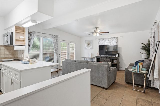 1904 Bay Ave, Rockport, TX 78382