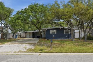 1904 Bay Ave, Rockport, TX 78382
