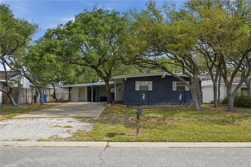 1904 Bay Ave, Rockport, TX 78382