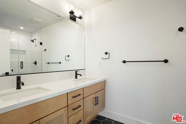 11218 W Lyon Lane 12, North Hollywood (los Angeles), CA 91606