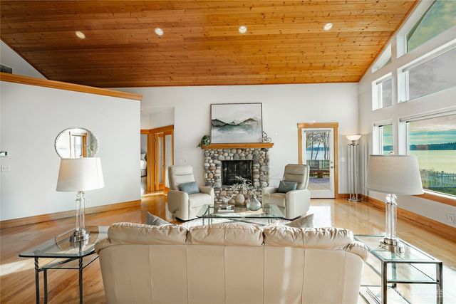 2176 Montfort Avenue, Blaine, WA 98230