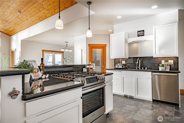 2176 Montfort Avenue, Blaine, WA 98230