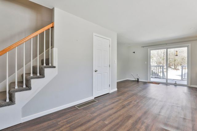 518 Fox Hollow Way, Manchester, NH 03104