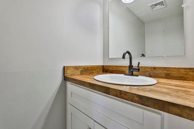 518 Fox Hollow Way, Manchester, NH 03104