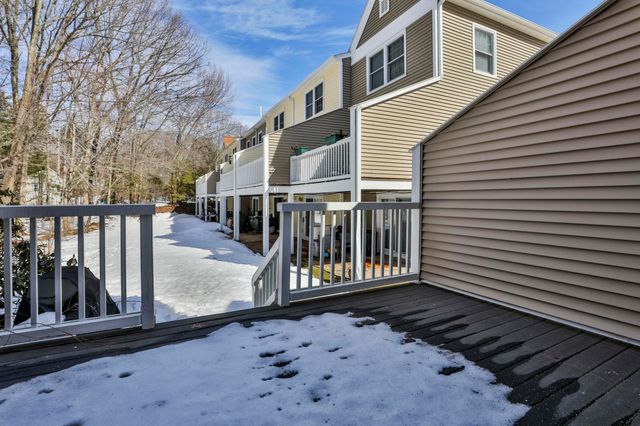 518 Fox Hollow Way, Manchester, NH 03104