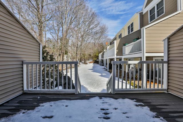 518 Fox Hollow Way, Manchester, NH 03104