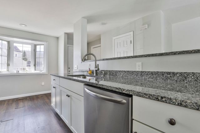 518 Fox Hollow Way, Manchester, NH 03104