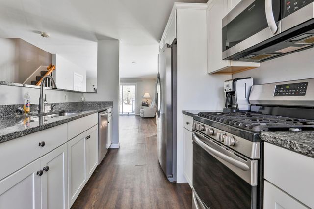 518 Fox Hollow Way, Manchester, NH 03104