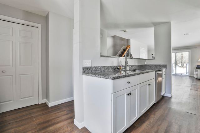 518 Fox Hollow Way, Manchester, NH 03104