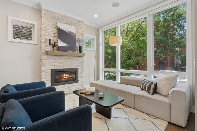 2011 N Oakley Avenue, Chicago, IL 60647