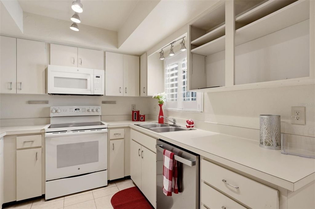 Image 11 of property listing at 6132 29TH AVENUE W 6132, Bradenton, FL 34209