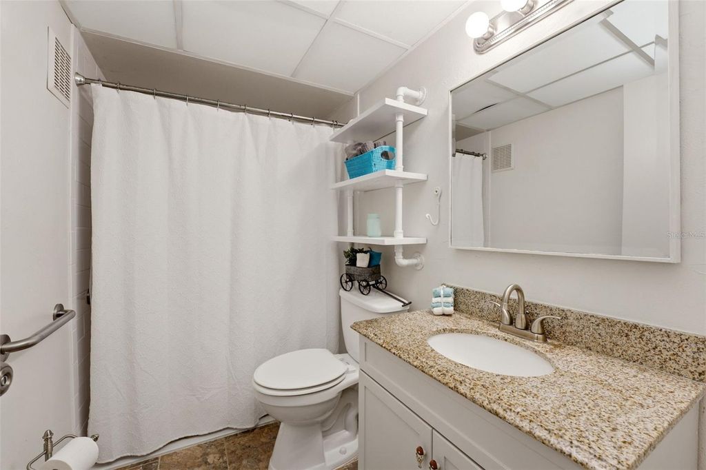 Image 15 of property listing at 6132 29TH AVENUE W 6132, Bradenton, FL 34209