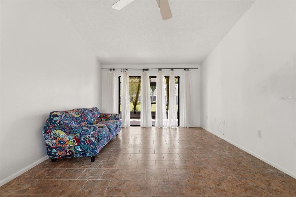 Image 6 of property listing at 6132 29TH AVENUE W 6132, Bradenton, FL 34209