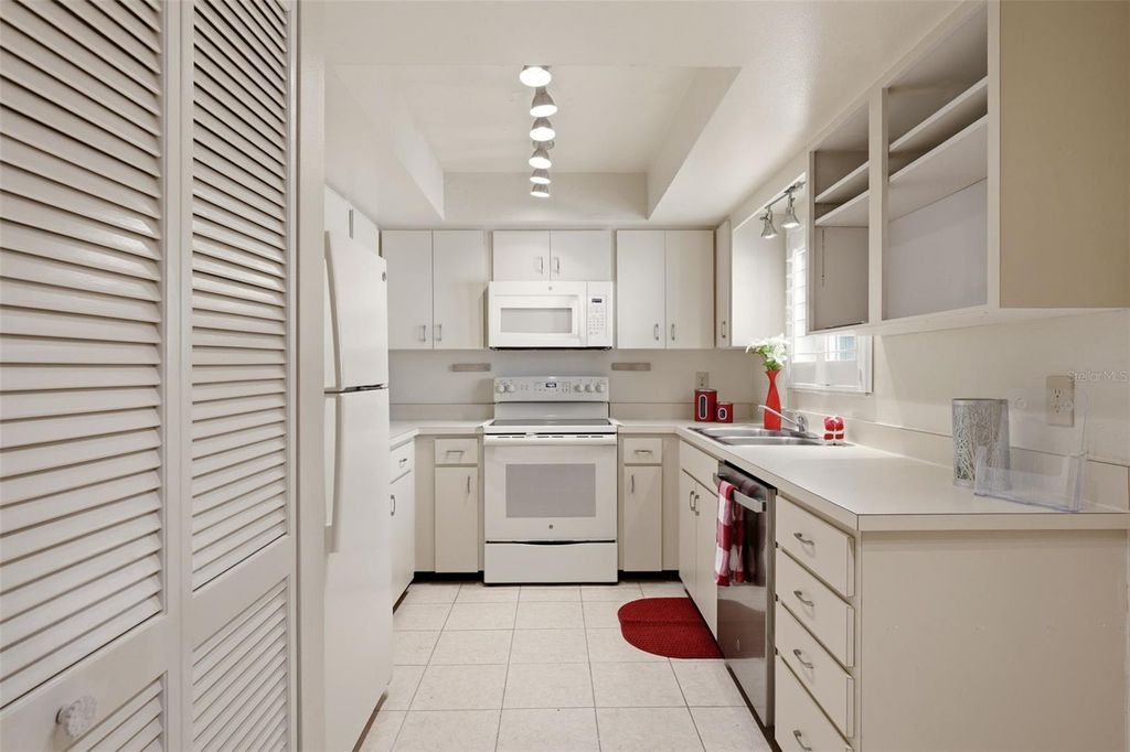 Image 9 of property listing at 6132 29TH AVENUE W 6132, Bradenton, FL 34209