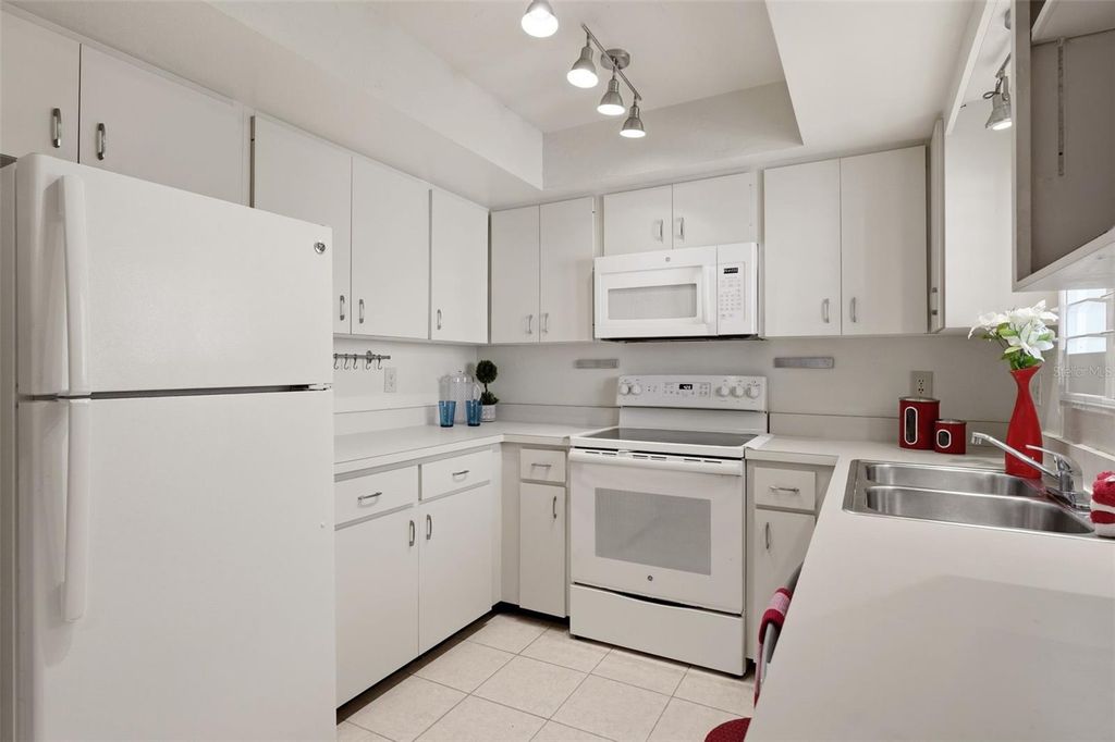 Image 10 of property listing at 6132 29TH AVENUE W 6132, Bradenton, FL 34209
