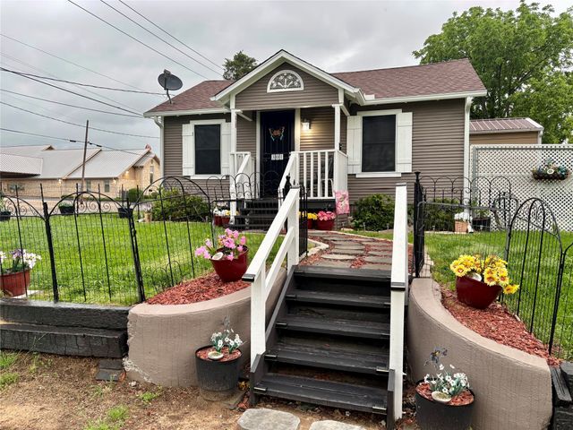 301 E 2nd Street, Bonham, TX 75418