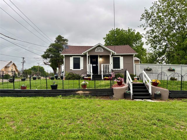 301 E 2nd Street, Bonham, TX 75418