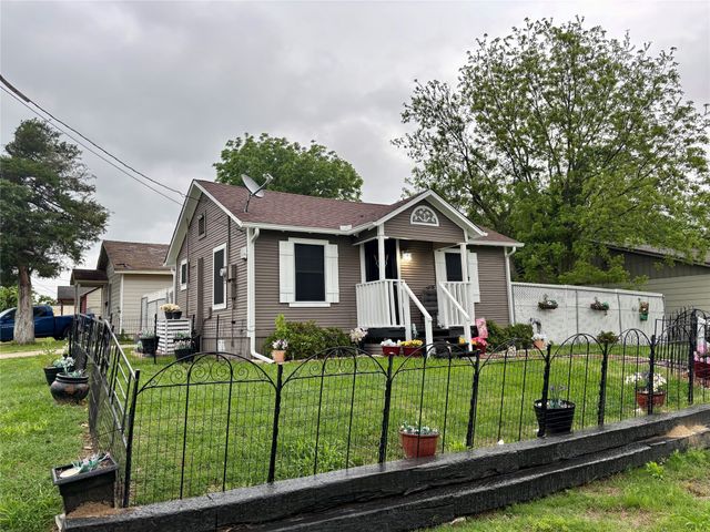 301 E 2nd Street, Bonham, TX 75418