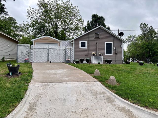 301 E 2nd Street, Bonham, TX 75418