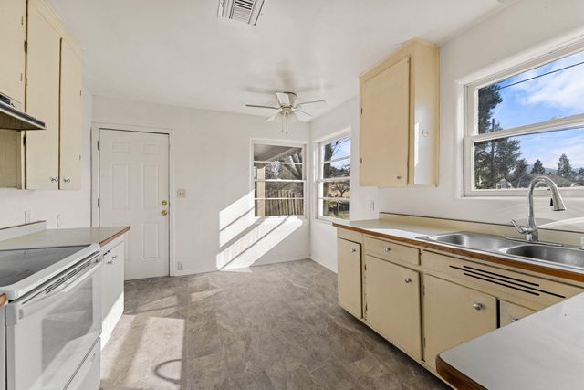 908 SW Bridge Street, Grants Pass, OR 97526