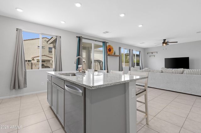 2562 E BOULDER Avenue, Apache Junction, AZ 85119