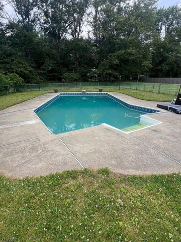 26 Gentry Dr, Washington Twp., NJ 07853