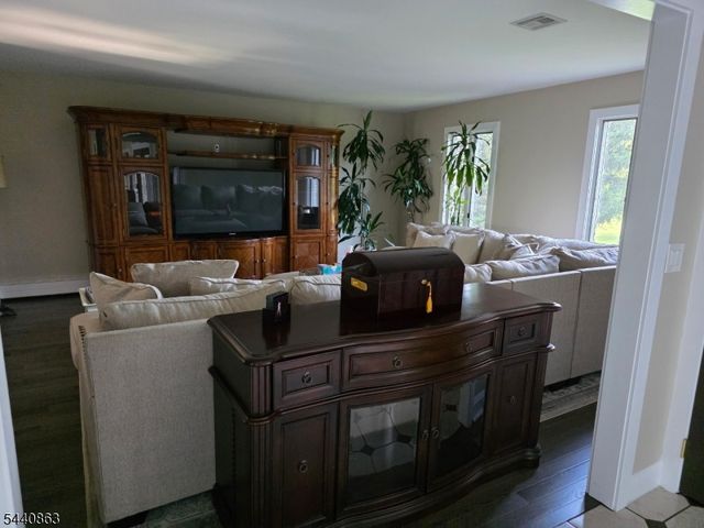 26 Gentry Dr, Washington Twp., NJ 07853