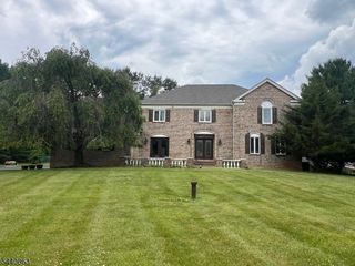 26 Gentry Dr, Washington Twp., NJ 07853