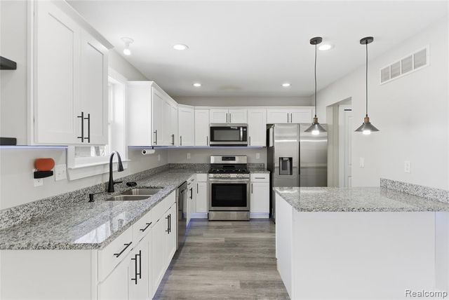 507 E Muir Avenue, Hazel Park, MI 48030